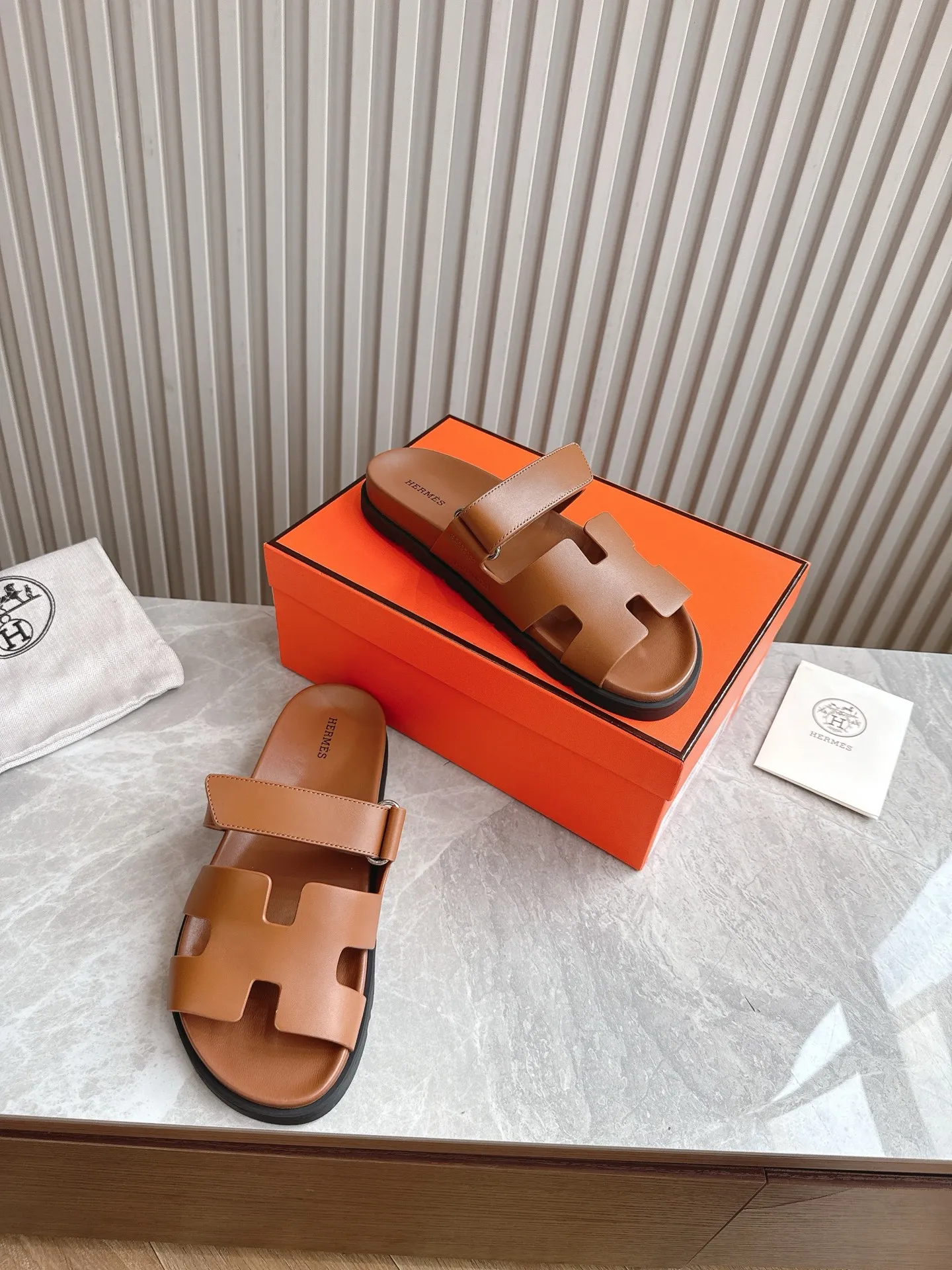 p480🐮🐮Couple model (top version) H family 2024 spring and summer new style HERMES Hermes' recently popular couple model pig nose angle sandals and slippers, paired with various colorful socks, popular. Upper: imported original deerskin (the genuine leather edging is not ordinary super migration). Lining: imported genuine leather. Outsole: Tpu non-slip and wear-resistant outsole. Size: Female 35-42 (40/42 non-returnable and non-exchangeable) Male size: 39-45 (45 non-refundable and non-exchangeable)
